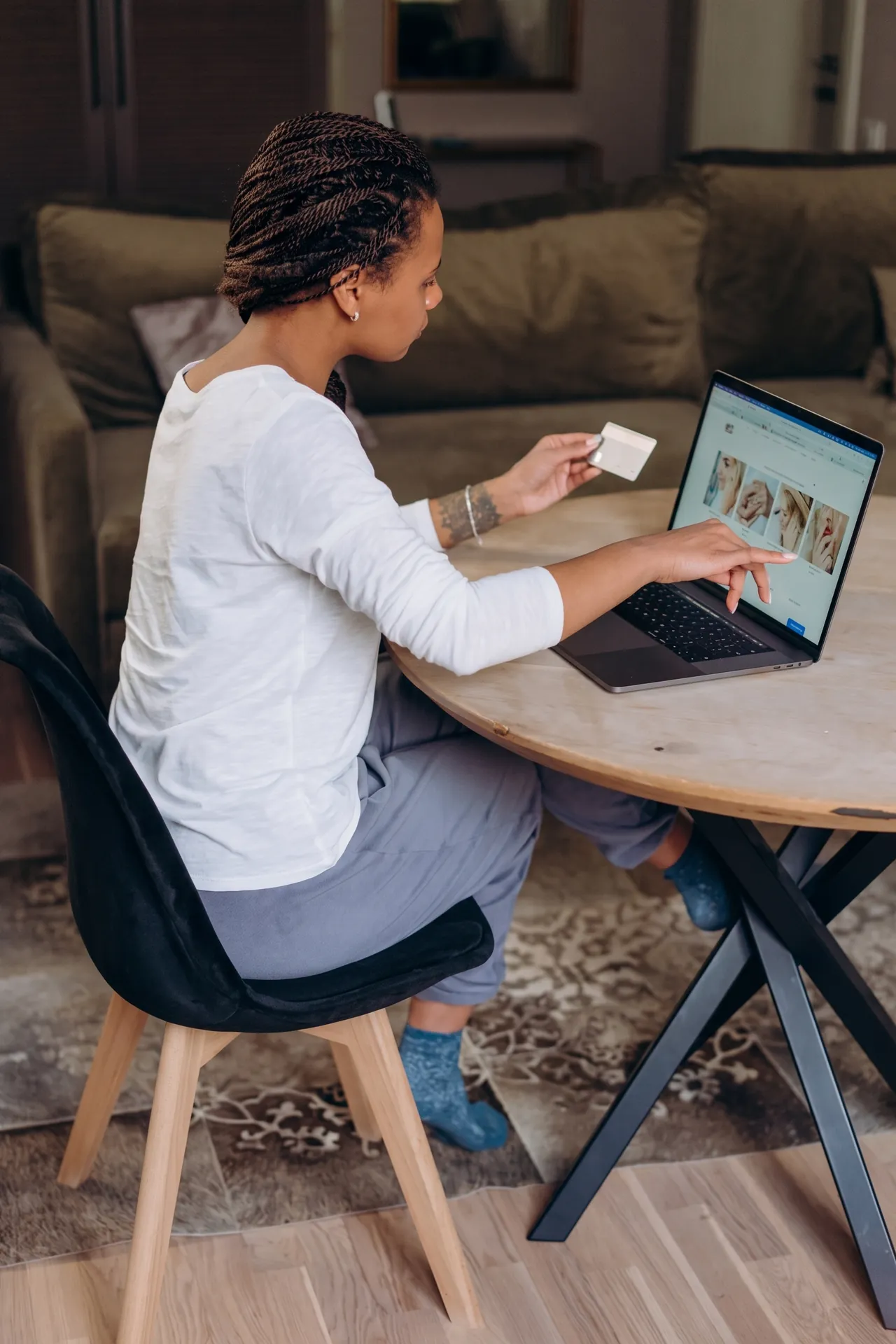 A women checking out at an online e-commerce store